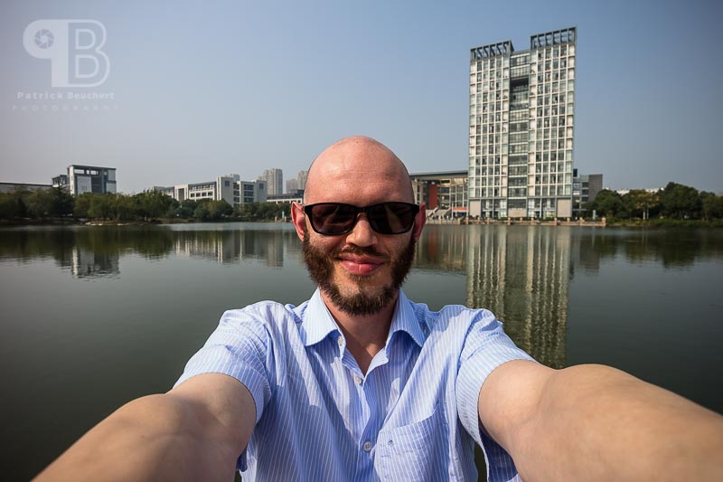 China Exkursion FHWS nach Huzhou: Selfie vor dem See, im Hinterg