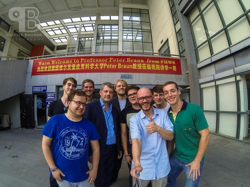 China Exkursion FHWS nach Huzhou: Gruppenselfie vor Willkommensb