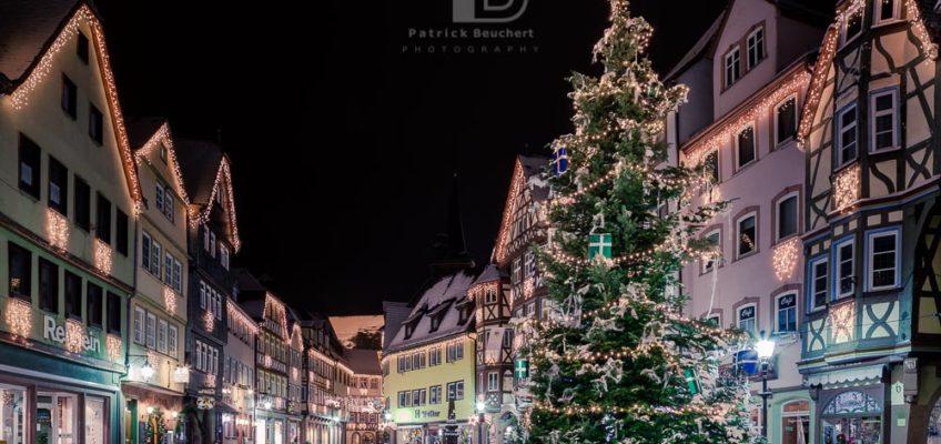 Marktplatz Wertheim bei Nacht im Winter mit Schnee