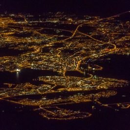 Luftaufnahme Anflug Abu Dhabi bei Nacht
