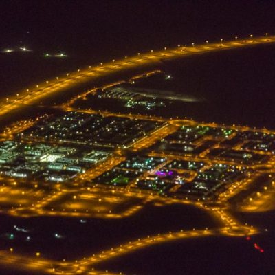 Luftaufnahme Anflug Abu Dhabi bei Nacht, Hauptstadt der Vereinigten Arabischen Emirate, Zwischenstop für eine Exkursion der FHWS nach Indien zum India Gateway Program 2016
Foto: Patrick Beuchert / www.patrick-beuchert.de