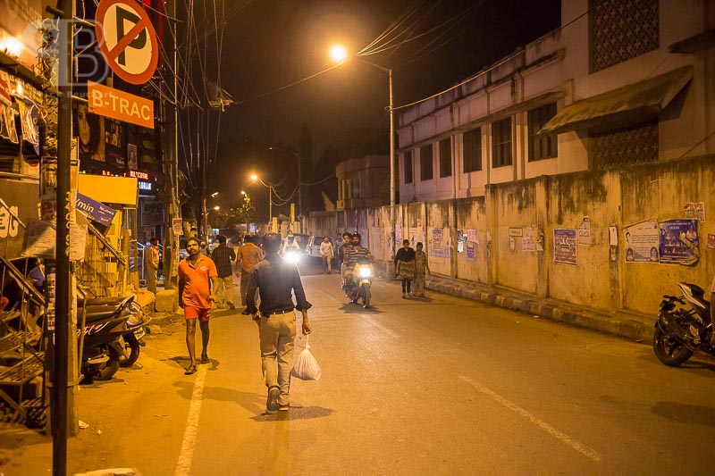 Gassen von Bangalore bei Nacht